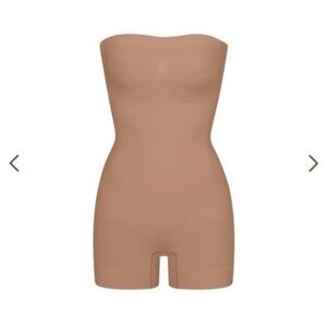 NWOT SKIMS SHAPEWEAR SEAMLESS SCULPT STRAPLESS SHORTIE BODYSUIT SIENNA small